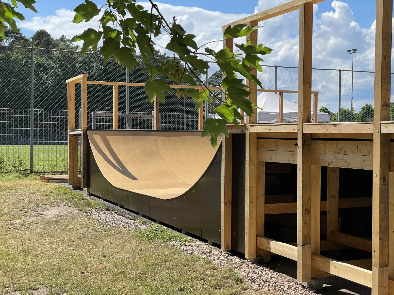 Aufbau einer Holzrampe im Park in Eigenleistung